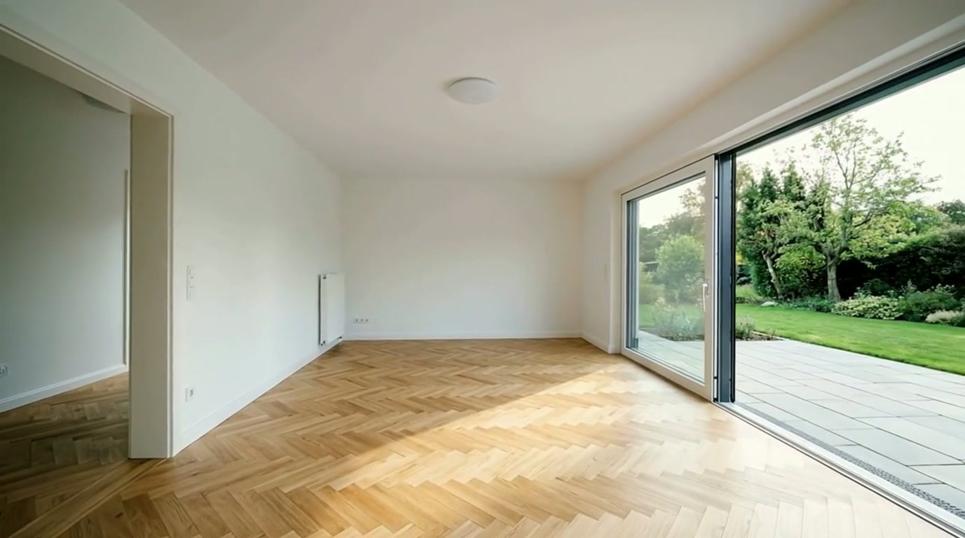 Roomtour-Filmstill eines hellen Wohnbereichs